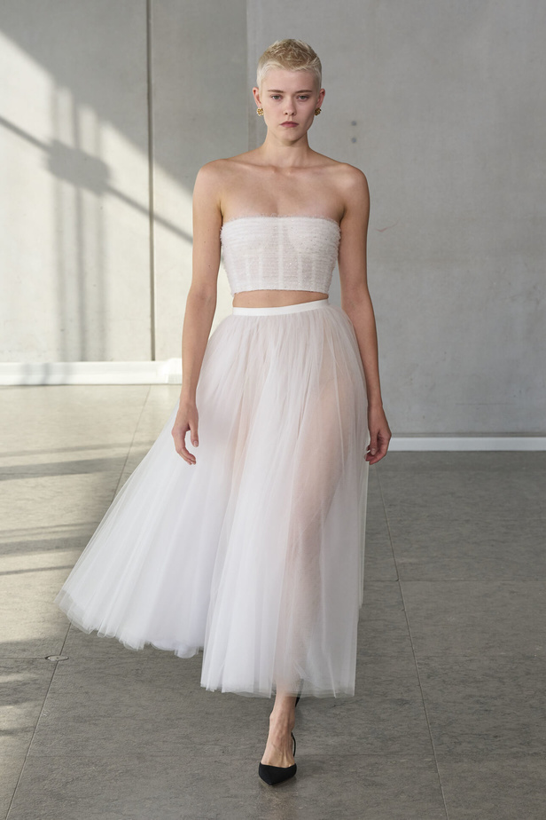 خليط من الأنوثة وتنوع في النقشات.. هذه هي مجموعة كارولينا هيريرا لربيع وصيف 2024