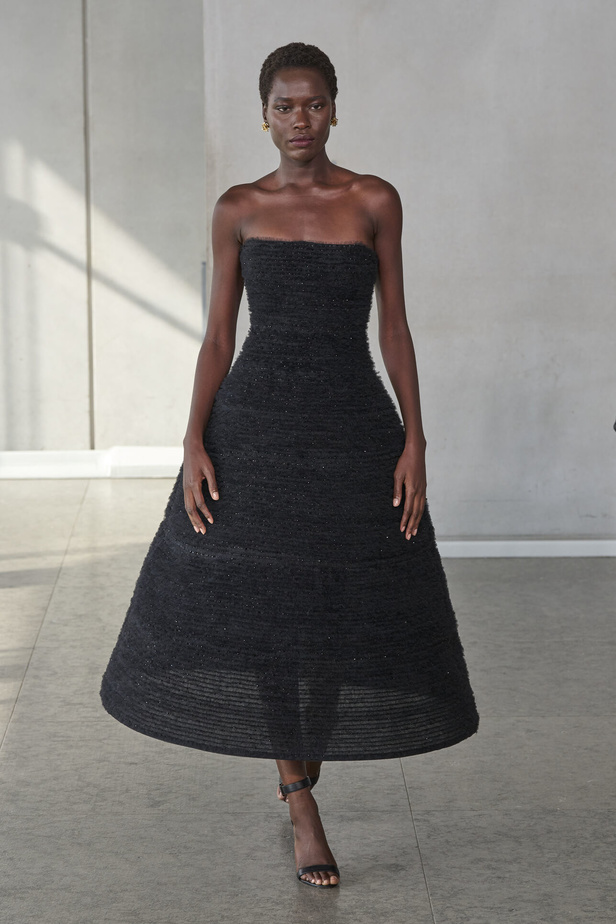 خليط من الأنوثة وتنوع في النقشات.. هذه هي مجموعة كارولينا هيريرا لربيع وصيف 2024