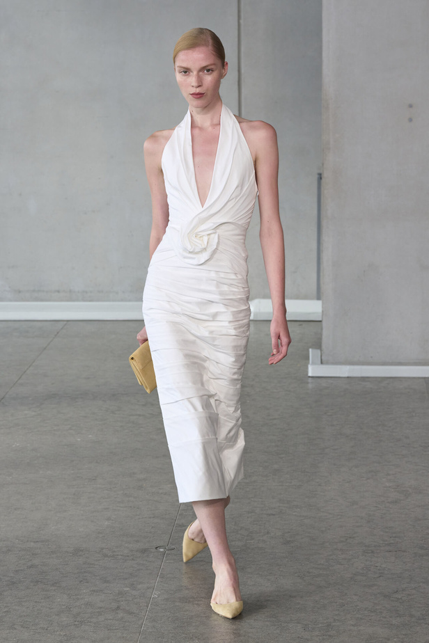 خليط من الأنوثة وتنوع في النقشات.. هذه هي مجموعة كارولينا هيريرا لربيع وصيف 2024