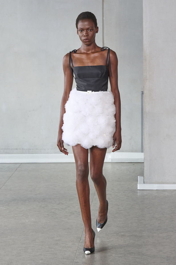 خليط من الأنوثة وتنوع في النقشات.. هذه هي مجموعة كارولينا هيريرا لربيع وصيف 2024