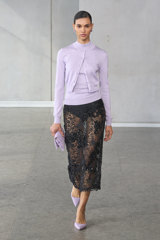 خليط من الأنوثة وتنوع في النقشات.. هذه هي مجموعة كارولينا هيريرا لربيع وصيف 2024