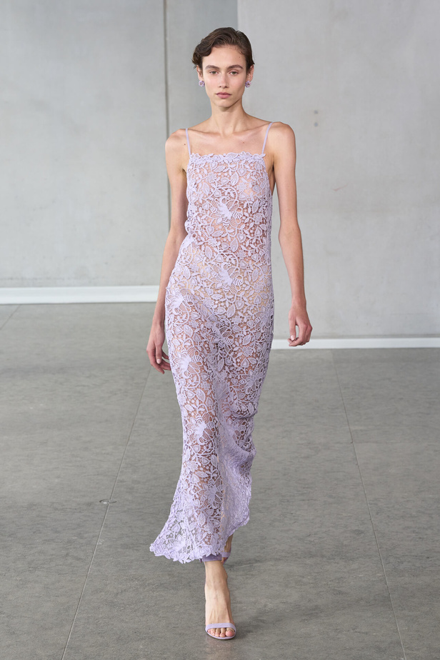 خليط من الأنوثة وتنوع في النقشات.. هذه هي مجموعة كارولينا هيريرا لربيع وصيف 2024