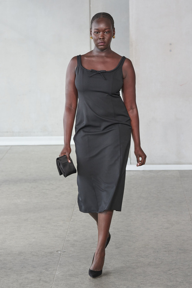 خليط من الأنوثة وتنوع في النقشات.. هذه هي مجموعة كارولينا هيريرا لربيع وصيف 2024