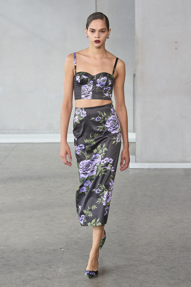 خليط من الأنوثة وتنوع في النقشات.. هذه هي مجموعة كارولينا هيريرا لربيع وصيف 2024