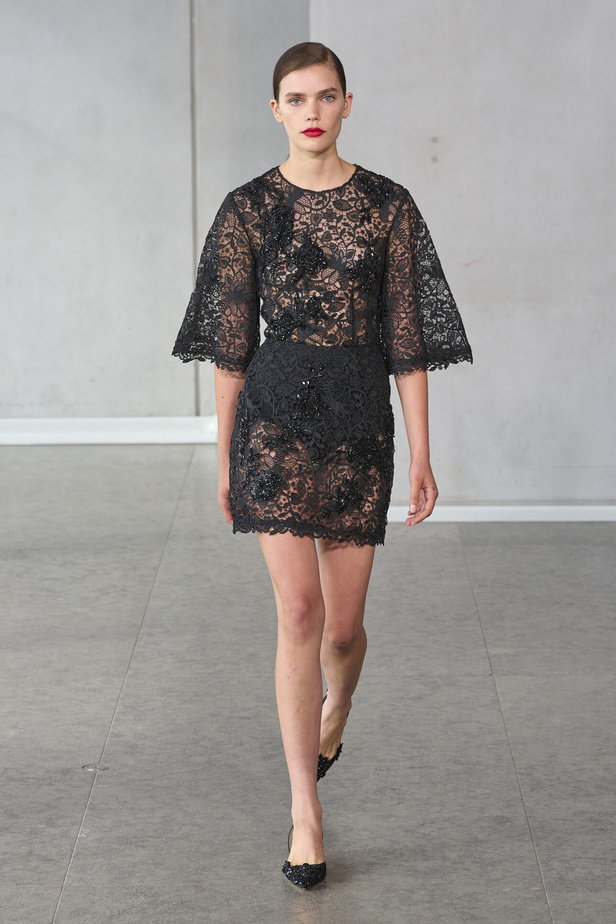 خليط من الأنوثة وتنوع في النقشات.. هذه هي مجموعة كارولينا هيريرا لربيع وصيف 2024