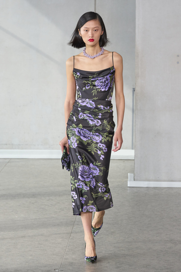 خليط من الأنوثة وتنوع في النقشات.. هذه هي مجموعة كارولينا هيريرا لربيع وصيف 2024