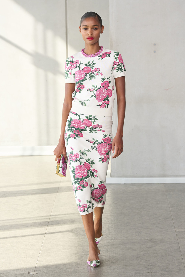 خليط من الأنوثة وتنوع في النقشات.. هذه هي مجموعة كارولينا هيريرا لربيع وصيف 2024