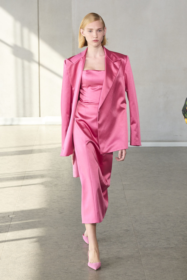 خليط من الأنوثة وتنوع في النقشات.. هذه هي مجموعة كارولينا هيريرا لربيع وصيف 2024