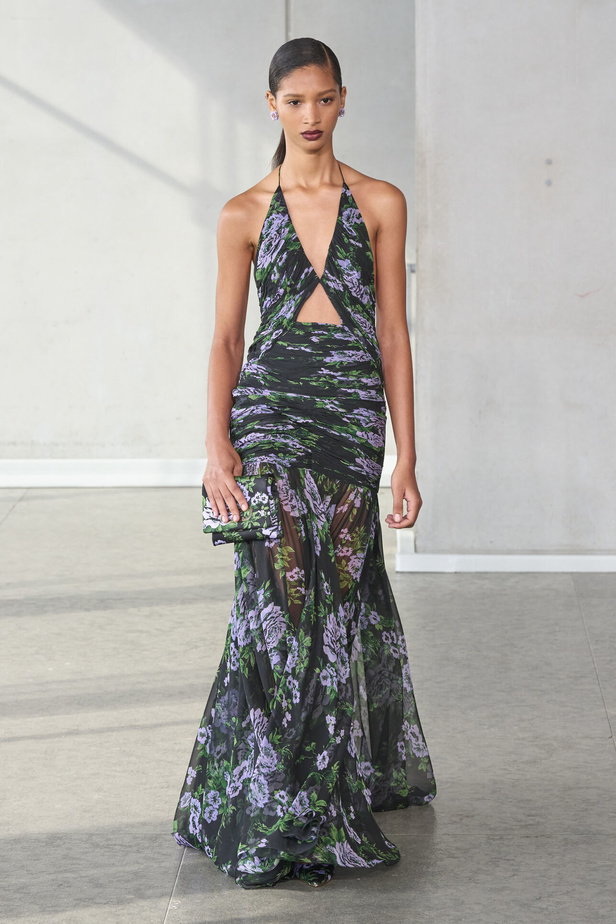 خليط من الأنوثة وتنوع في النقشات.. هذه هي مجموعة كارولينا هيريرا لربيع وصيف 2024