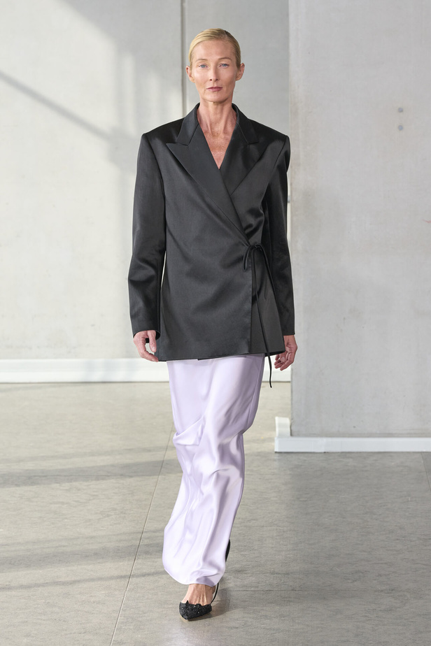 خليط من الأنوثة وتنوع في النقشات.. هذه هي مجموعة كارولينا هيريرا لربيع وصيف 2024