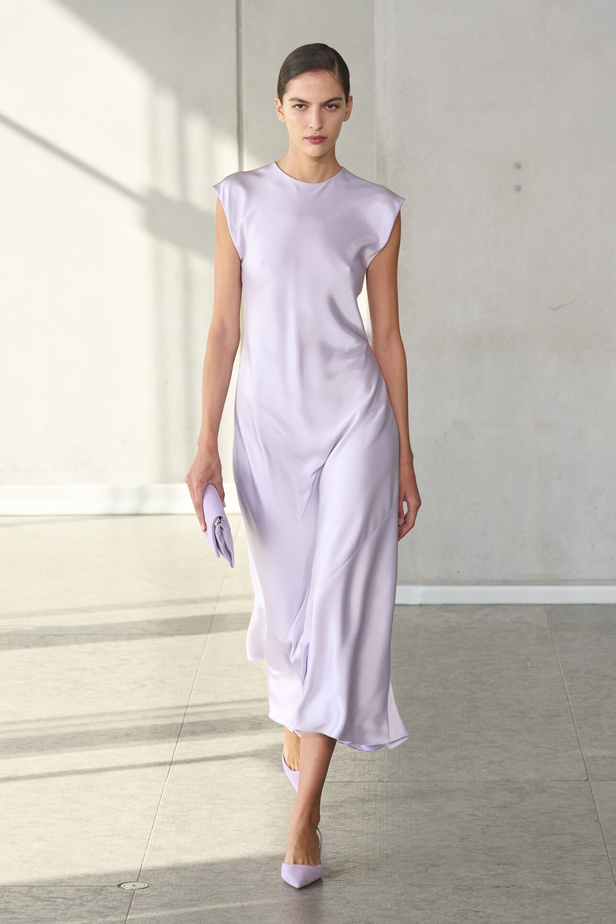 خليط من الأنوثة وتنوع في النقشات.. هذه هي مجموعة كارولينا هيريرا لربيع وصيف 2024