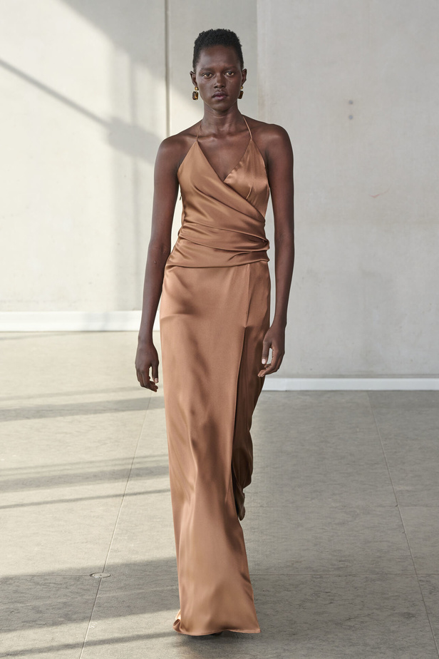 خليط من الأنوثة وتنوع في النقشات.. هذه هي مجموعة كارولينا هيريرا لربيع وصيف 2024