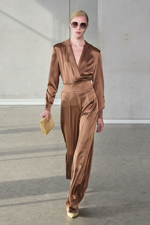 خليط من الأنوثة وتنوع في النقشات.. هذه هي مجموعة كارولينا هيريرا لربيع وصيف 2024