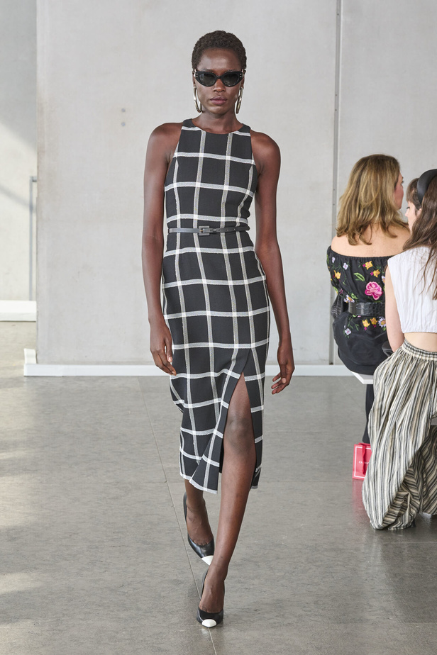 خليط من الأنوثة وتنوع في النقشات.. هذه هي مجموعة كارولينا هيريرا لربيع وصيف 2024