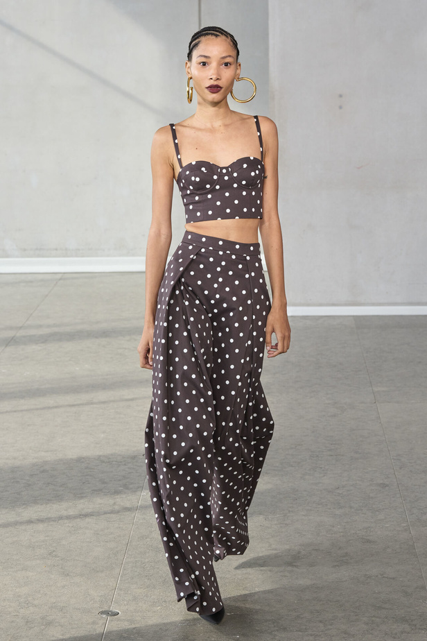 خليط من الأنوثة وتنوع في النقشات.. هذه هي مجموعة كارولينا هيريرا لربيع وصيف 2024