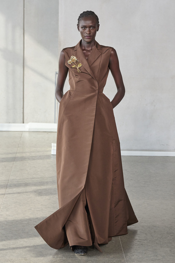 خليط من الأنوثة وتنوع في النقشات.. هذه هي مجموعة كارولينا هيريرا لربيع وصيف 2024