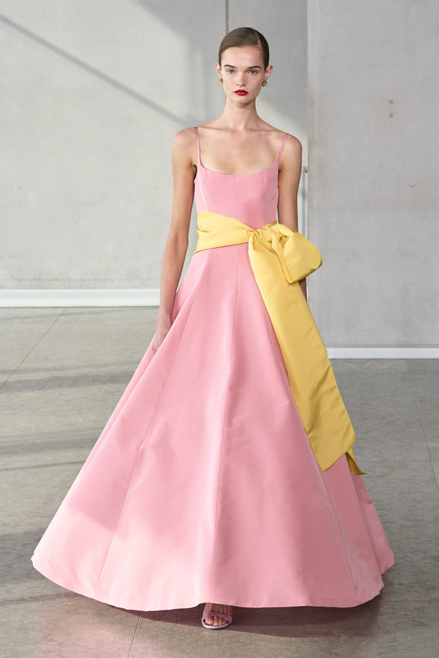 خليط من الأنوثة وتنوع في النقشات.. هذه هي مجموعة كارولينا هيريرا لربيع وصيف 2024