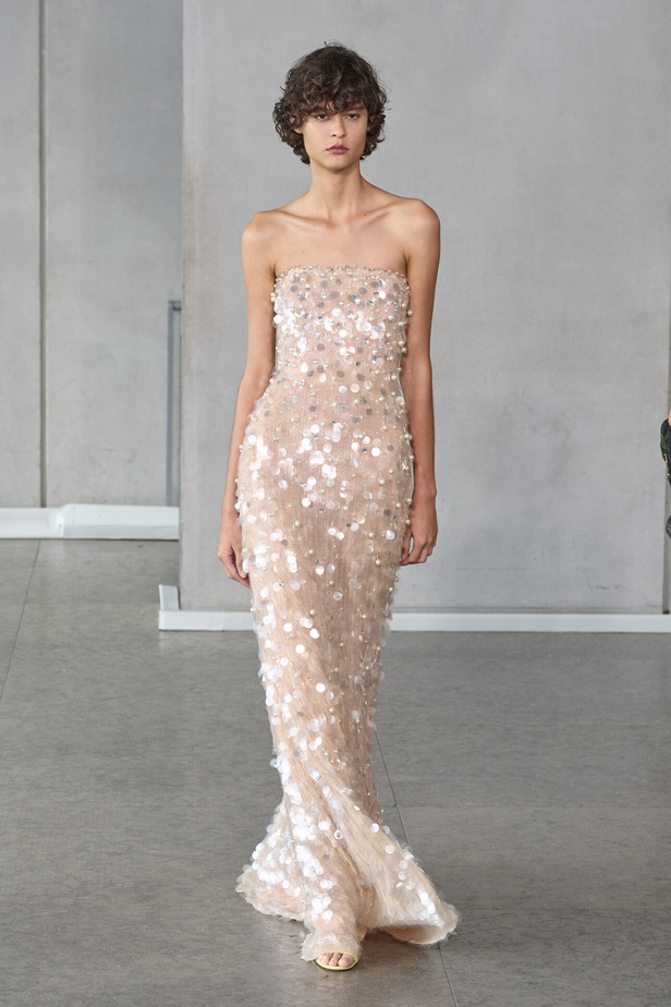 خليط من الأنوثة وتنوع في النقشات.. هذه هي مجموعة كارولينا هيريرا لربيع وصيف 2024