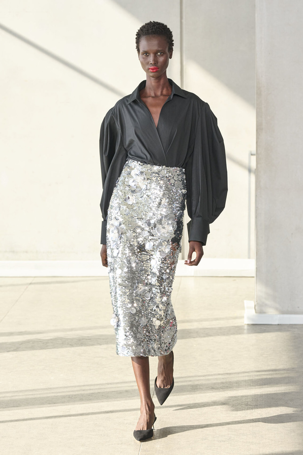 خليط من الأنوثة وتنوع في النقشات.. هذه هي مجموعة كارولينا هيريرا لربيع وصيف 2024