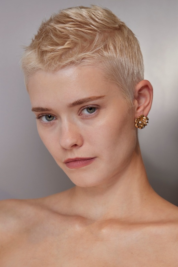 خليط من الأنوثة وتنوع في النقشات.. هذه هي مجموعة كارولينا هيريرا لربيع وصيف 2024