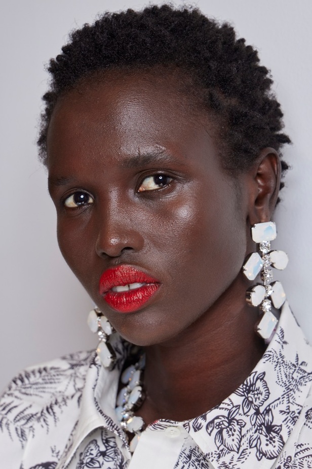 خليط من الأنوثة وتنوع في النقشات.. هذه هي مجموعة كارولينا هيريرا لربيع وصيف 2024