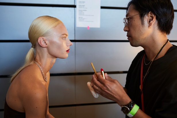 خليط من الأنوثة وتنوع في النقشات.. هذه هي مجموعة كارولينا هيريرا لربيع وصيف 2024