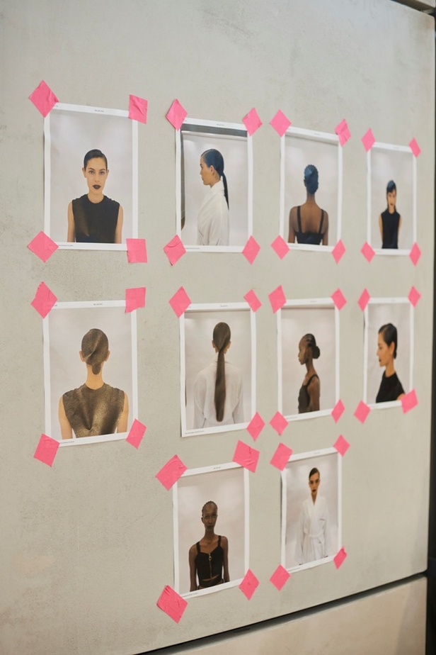 خليط من الأنوثة وتنوع في النقشات.. هذه هي مجموعة كارولينا هيريرا لربيع وصيف 2024