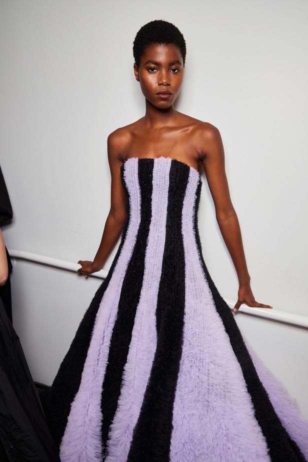 خليط من الأنوثة وتنوع في النقشات.. هذه هي مجموعة كارولينا هيريرا لربيع وصيف 2024