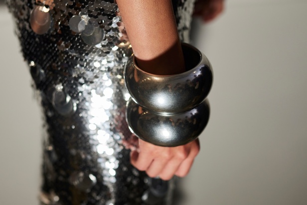 خليط من الأنوثة وتنوع في النقشات.. هذه هي مجموعة كارولينا هيريرا لربيع وصيف 2024