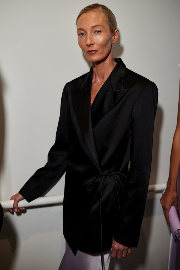 خليط من الأنوثة وتنوع في النقشات.. هذه هي مجموعة كارولينا هيريرا لربيع وصيف 2024