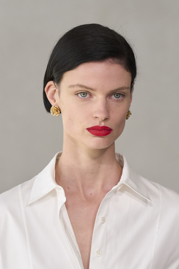 لمسات أنثوية وتنوع في النقشات.. هذه هي مجموعة كارولينا هيريرا لربيع وصيف 2024