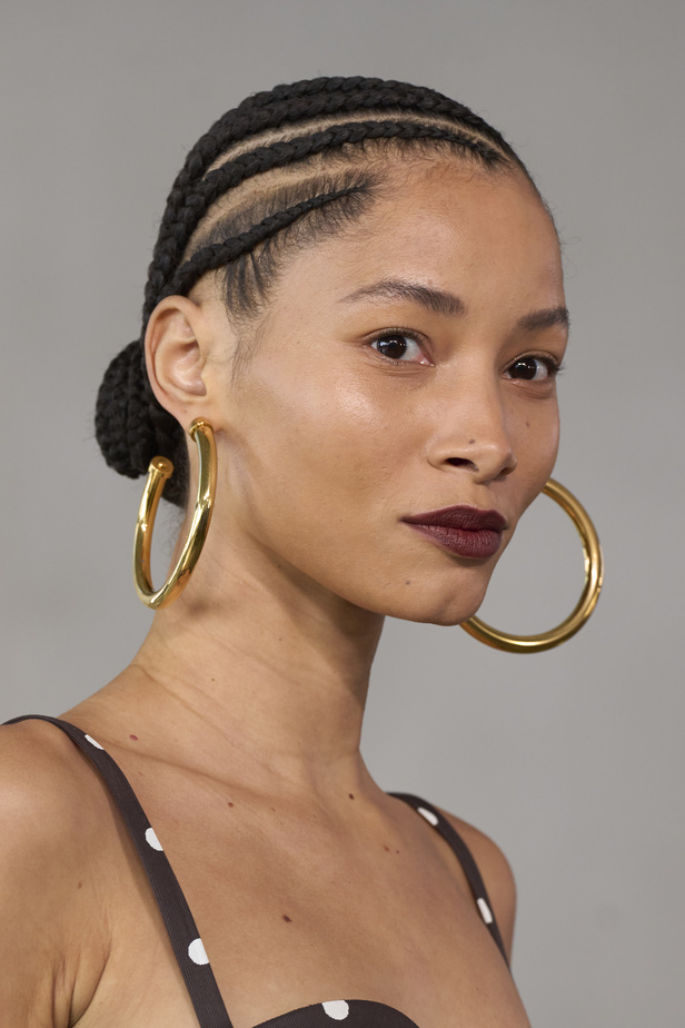 لمسات أنثوية وتنوع في النقشات.. هذه هي مجموعة كارولينا هيريرا لربيع وصيف 2024