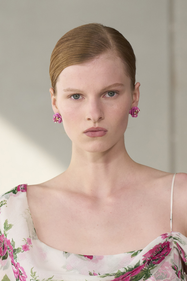 لمسات أنثوية وتنوع في النقشات.. هذه هي مجموعة كارولينا هيريرا لربيع وصيف 2024