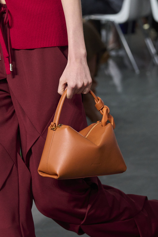 البساطة والراحة عنوان مجموعة JW ADERSON لربيع وصيف 2024