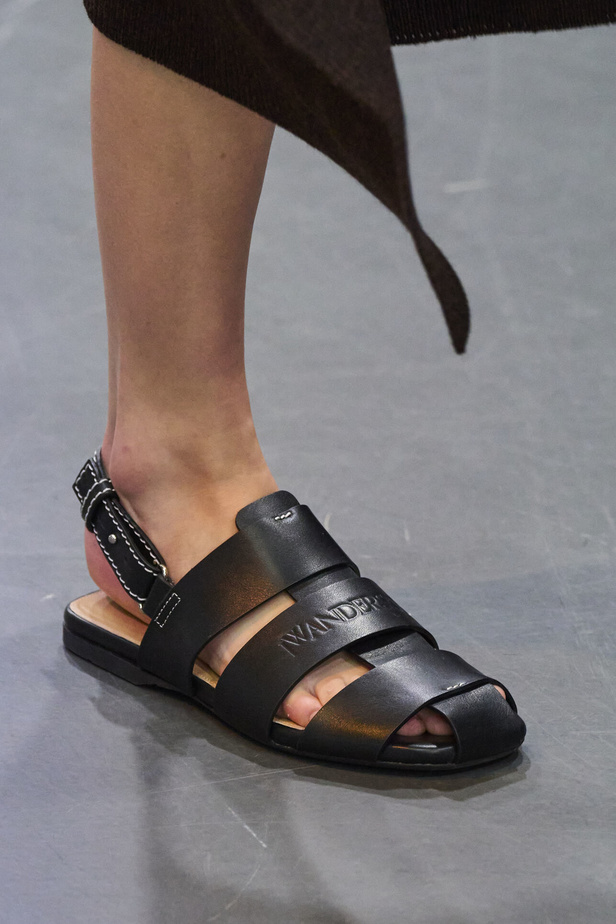 البساطة والراحة عنوان مجموعة JW ADERSON لربيع وصيف 2024