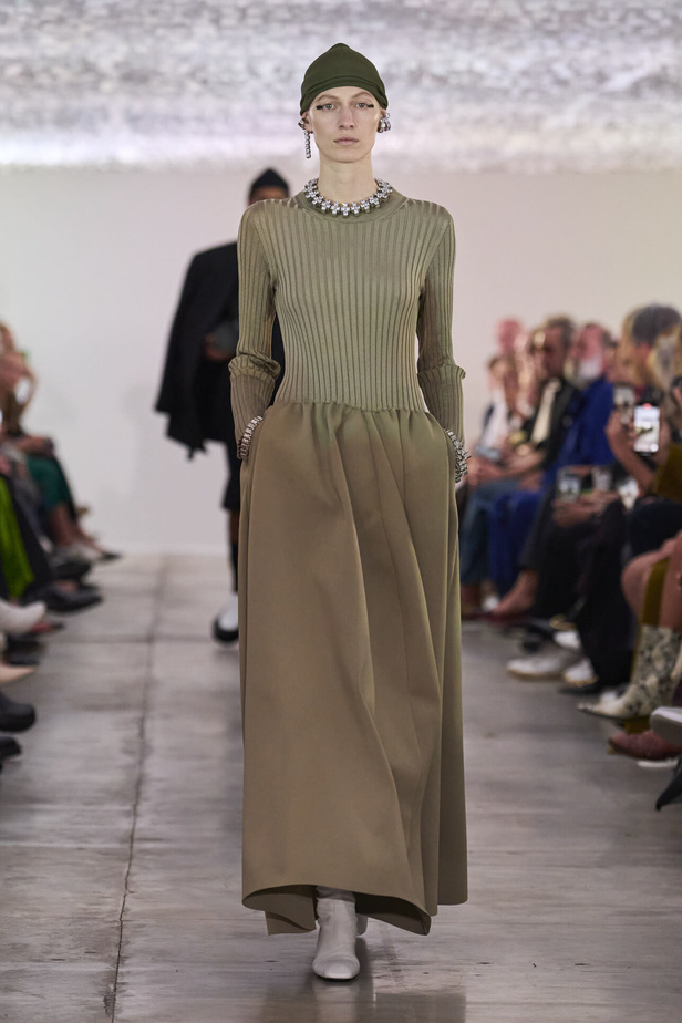 بساطة ودقة عالية في مجموعة Jil Sander لربيع وصيف 2024