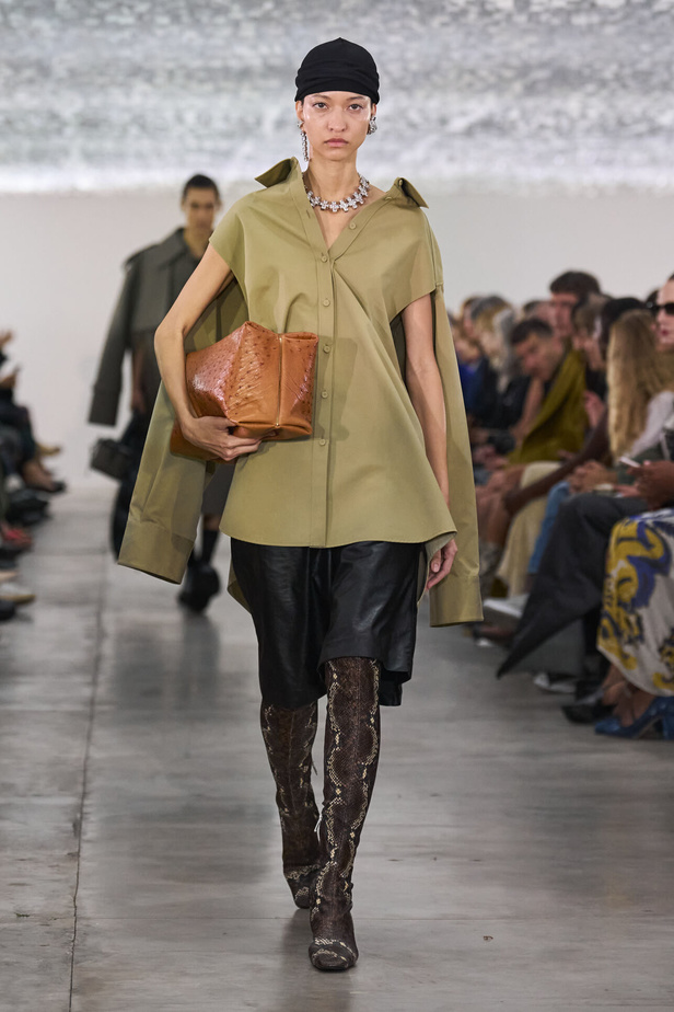 بساطة ودقة عالية في مجموعة Jil Sander لربيع وصيف 2024