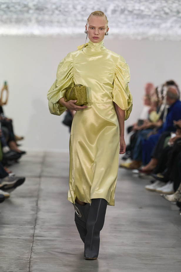 بساطة ودقة عالية في مجموعة Jil Sander لربيع وصيف 2024