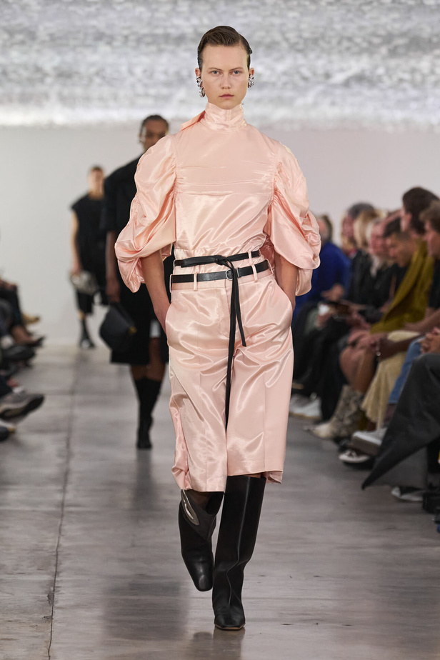 بساطة ودقة عالية في مجموعة Jil Sander لربيع وصيف 2024