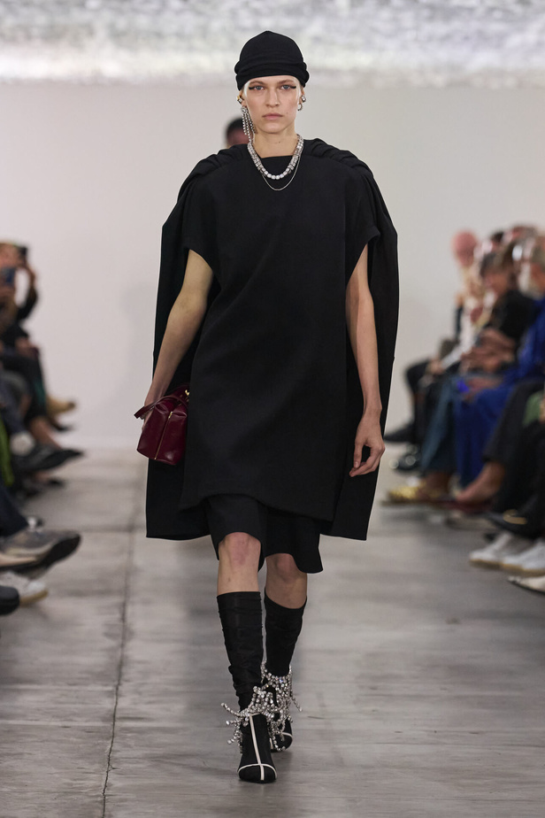 بساطة ودقة عالية في مجموعة Jil Sander لربيع وصيف 2024