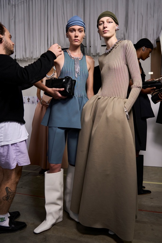 بساطة ودقة عالية في مجموعة Jil Sander لربيع وصيف 2024