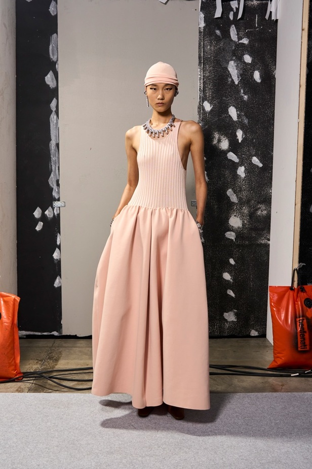 بساطة ودقة عالية في مجموعة Jil Sander لربيع وصيف 2024