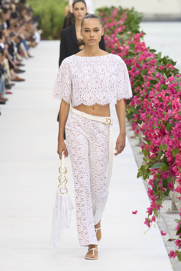 سحر الإجازة ورومانسية الهروب إلى السماء الزرقاء مع Michael Kors