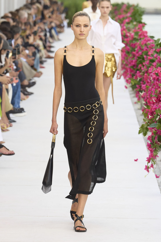 سحر الإجازة ورومانسية الهروب إلى السماء الزرقاء مع Michael Kors