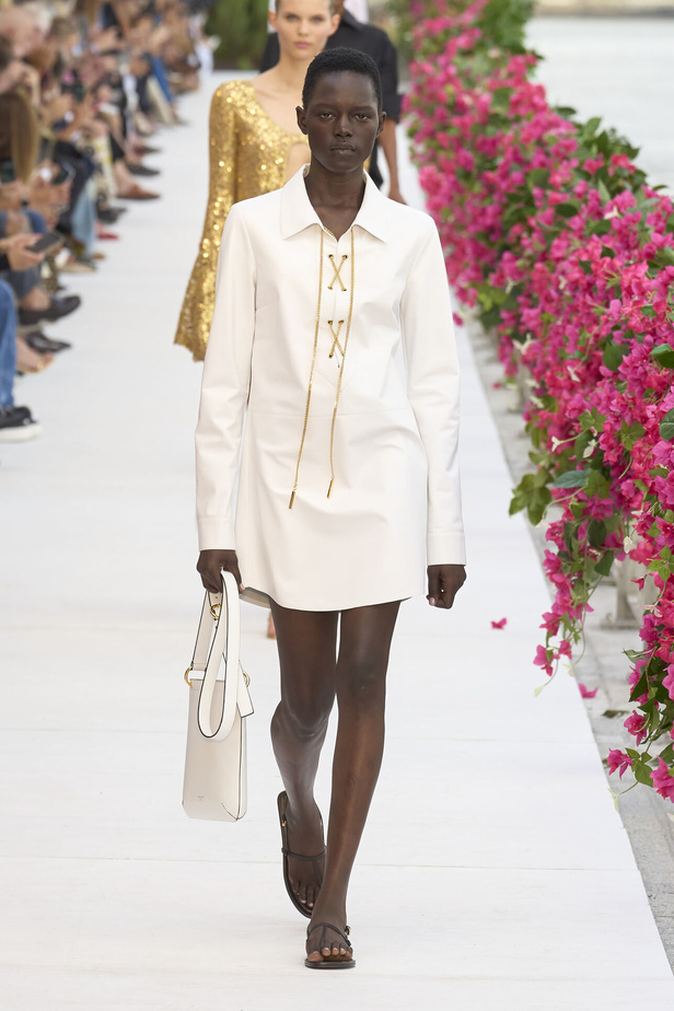 سحر الإجازة ورومانسية الهروب إلى السماء الزرقاء مع Michael Kors