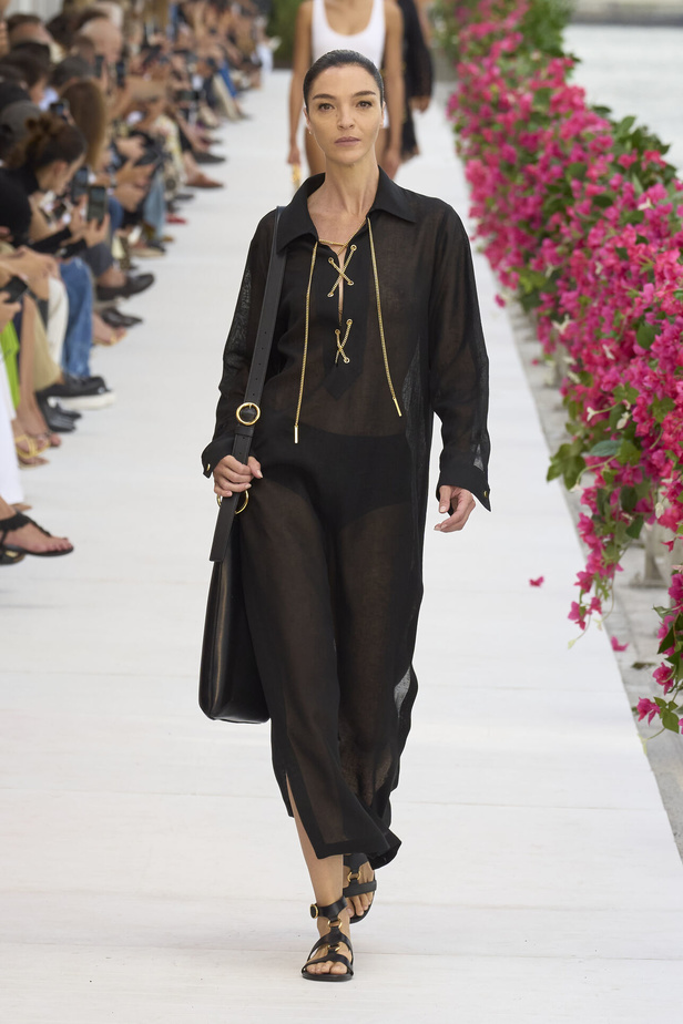 سحر الإجازة ورومانسية الهروب إلى السماء الزرقاء مع Michael Kors