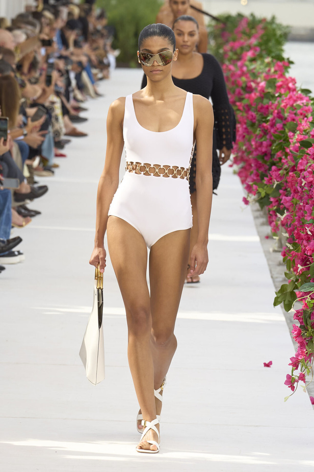 سحر الإجازة ورومانسية الهروب إلى السماء الزرقاء مع Michael Kors