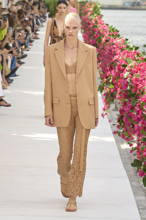 سحر الإجازة ورومانسية الهروب إلى السماء الزرقاء مع Michael Kors