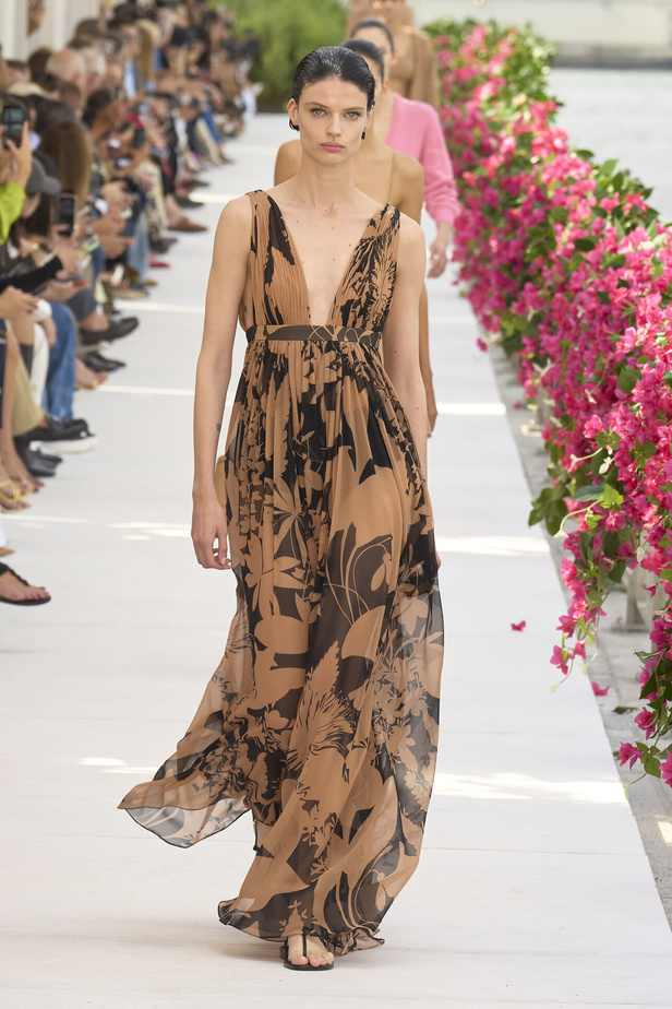 سحر الإجازة ورومانسية الهروب إلى السماء الزرقاء مع Michael Kors