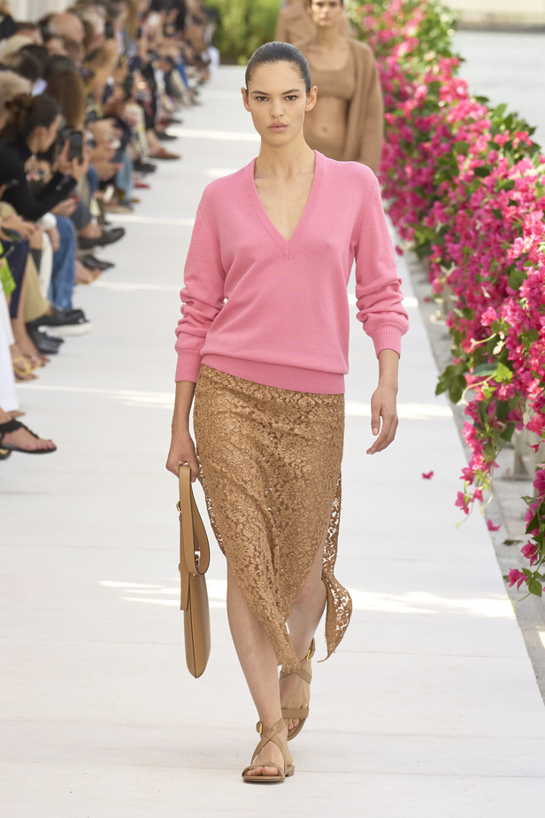 سحر الإجازة ورومانسية الهروب إلى السماء الزرقاء مع Michael Kors